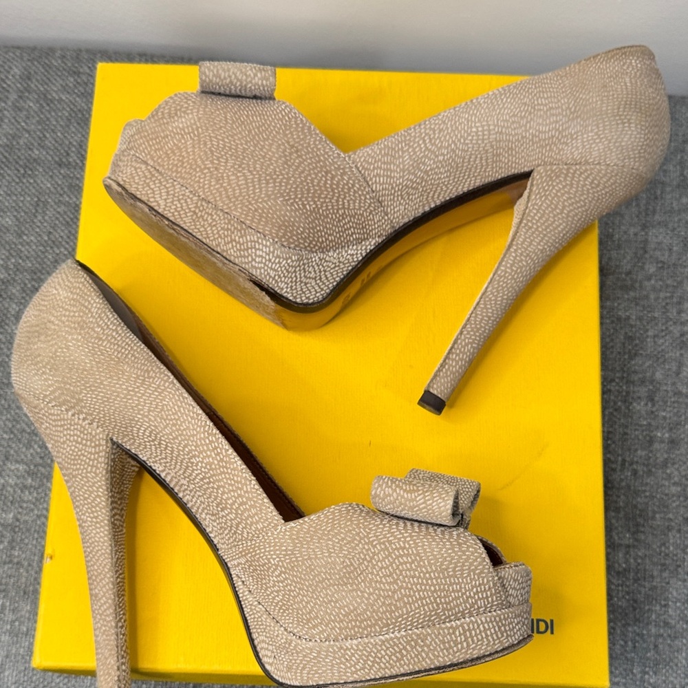 Fendi Beige Bow Peep-Toe Heels - Picture 4 of 6